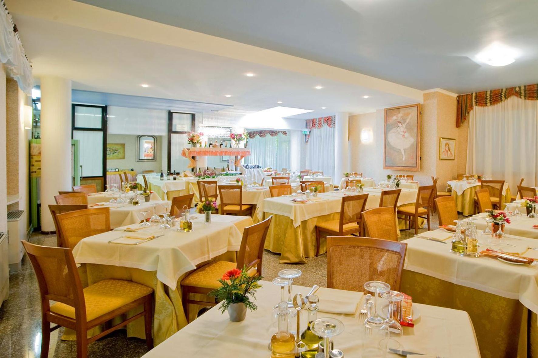 Hotel Ferrari ซัลโซมัจโจเรแตร์เม ภายนอก รูปภาพ