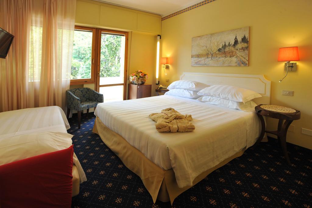 Hotel Ferrari ซัลโซมัจโจเรแตร์เม ภายนอก รูปภาพ