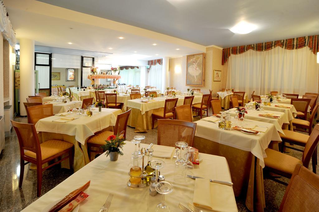 Hotel Ferrari ซัลโซมัจโจเรแตร์เม ภายนอก รูปภาพ