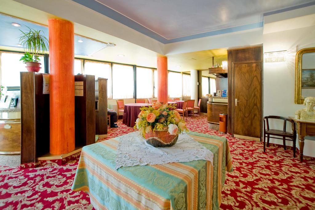 Hotel Ferrari ซัลโซมัจโจเรแตร์เม ภายนอก รูปภาพ