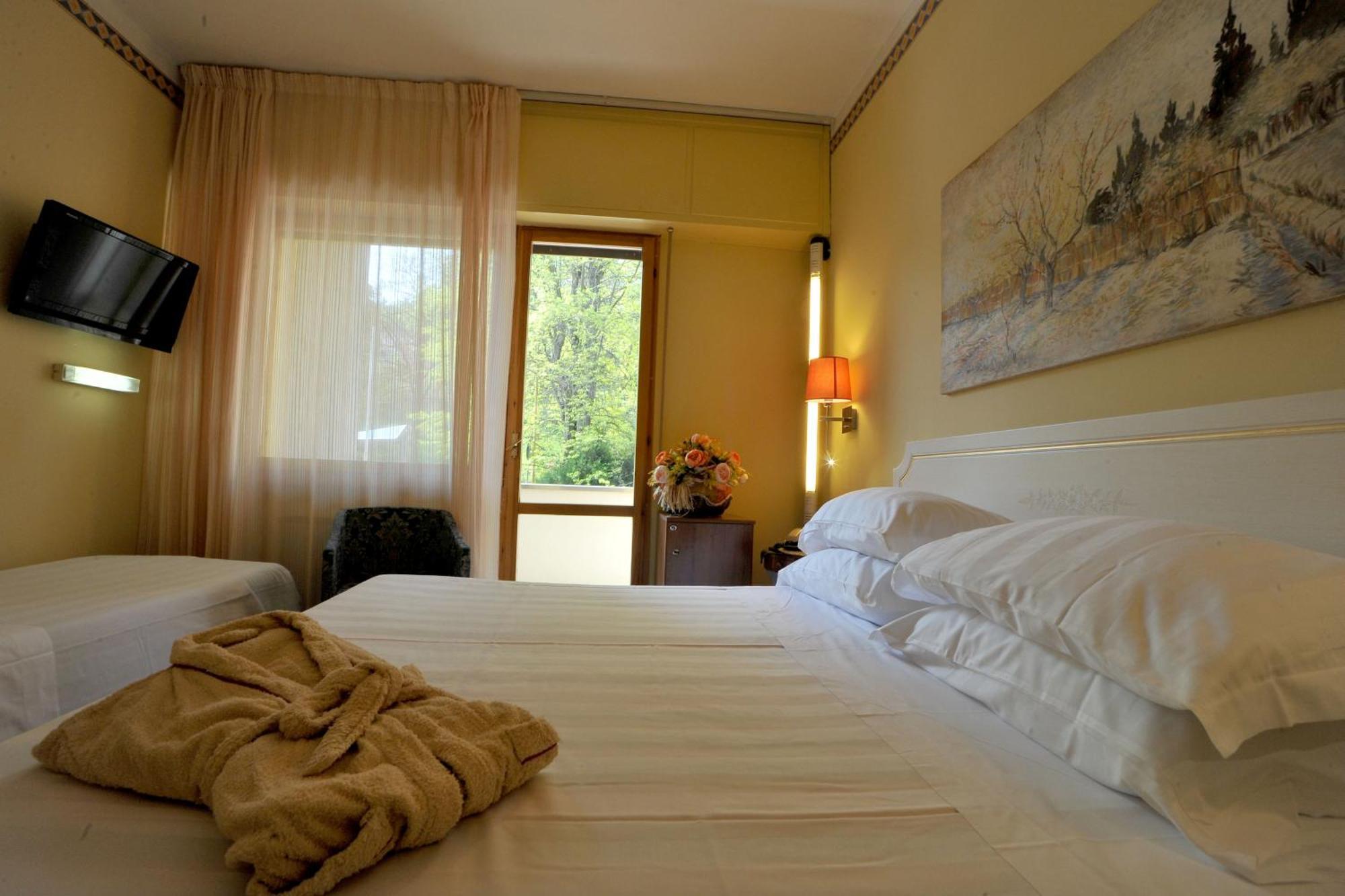 Hotel Ferrari ซัลโซมัจโจเรแตร์เม ภายนอก รูปภาพ