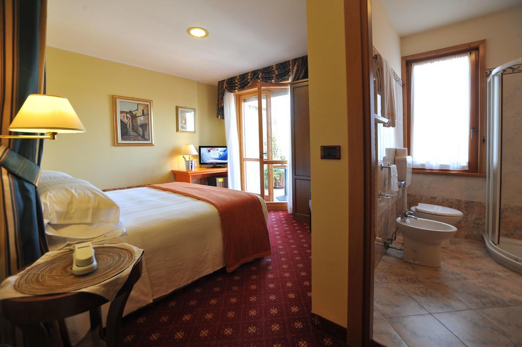 Hotel Ferrari ซัลโซมัจโจเรแตร์เม ภายนอก รูปภาพ