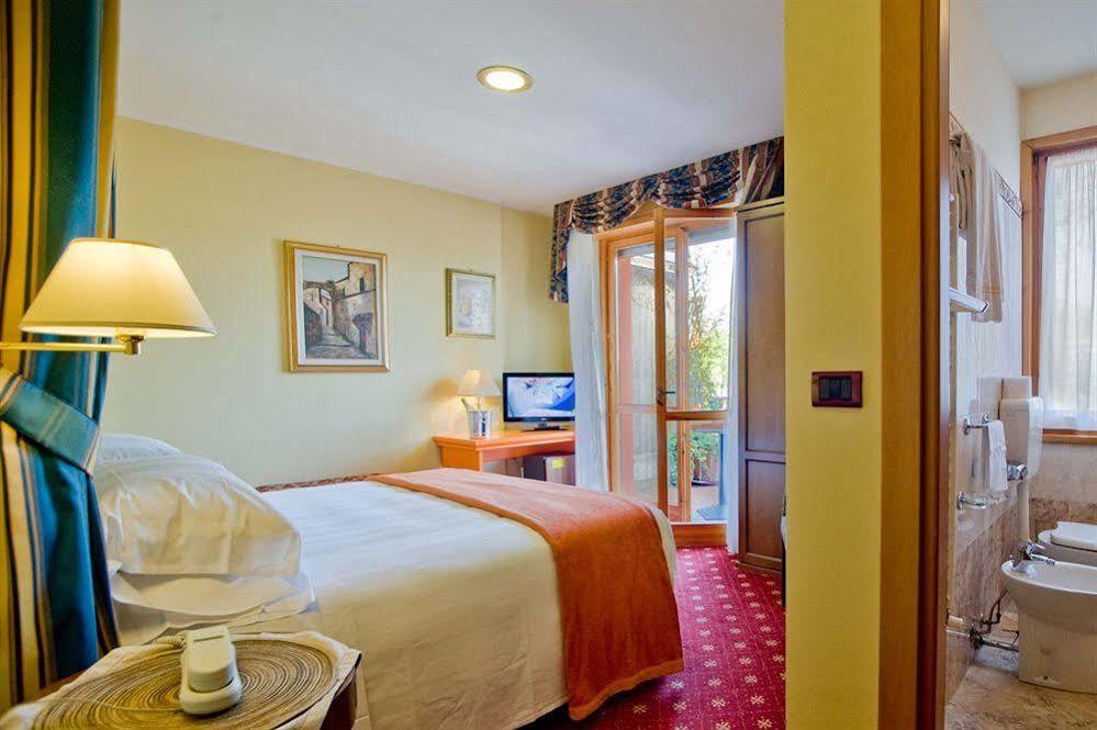 Hotel Ferrari ซัลโซมัจโจเรแตร์เม ภายนอก รูปภาพ